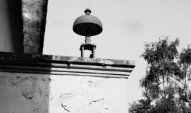 "Dzwon na budynku na stacji Piotrków Trybunalski", 1985. Fot. J....